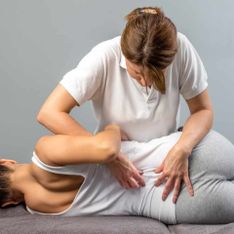 fisioterapeuta realizando masaje en la espalda